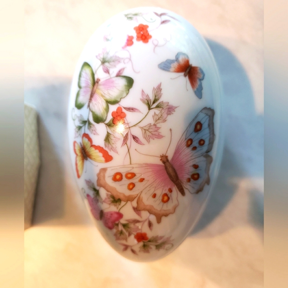 Avon Vintage Porcelain Egg 1974